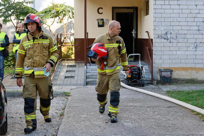 Pożar w bloku w Ostrowie Wielkopolskim. Nie żyje jedna osoba, 10 jest rannych