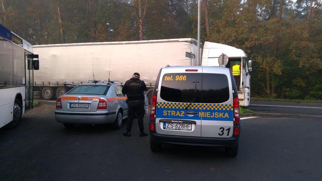 TIR zablokował skrzyżowanie przy jeziorze Głębokim