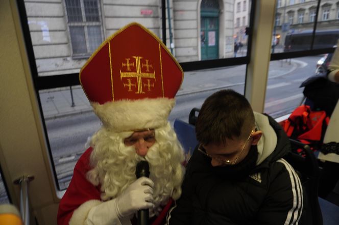 Mikołajkowy tramwaj przejechał przez Kraków