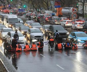 Ostatnie Pokolenie zablokowało Wisłostradę. Furia kierowców. Matka chorego dziecka błagała o przejazd