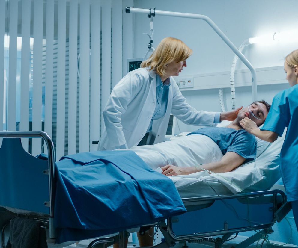 W zgorzeli Fourniera dochodzi do zapalenia, następczej zakrzepicy naczyń oraz martwicy tkanek.