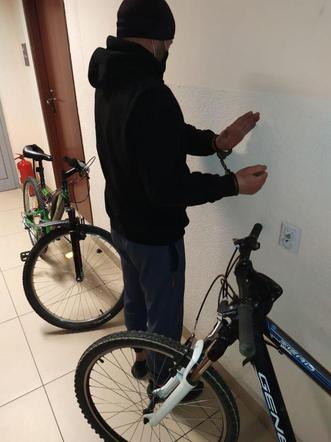 Złodziej rowerów wpadł, bo nie miał maseczki