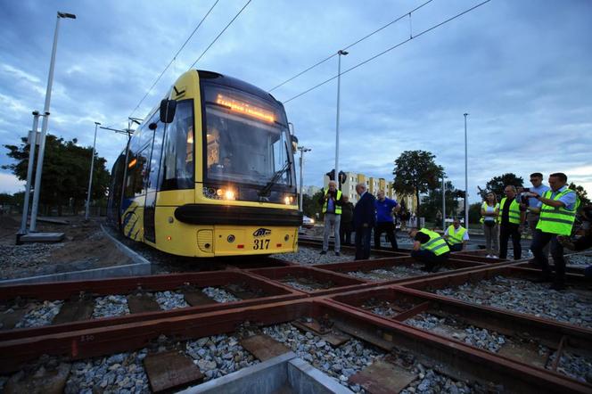 Toruń: Historyczny moment za nami. Pierwszy tramwaj pojechał na JAR. Zdjęcia z przejazdu technicznego