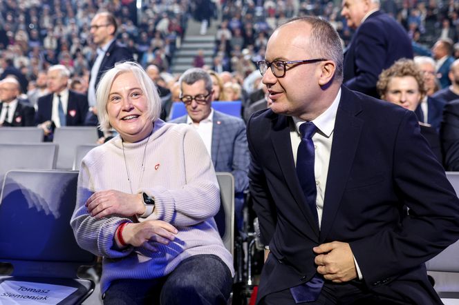 Konwencja KO w Gliwicach. Tusk, Trzaskowski, Protest związkowców i sprzedaż flag Polski i UE