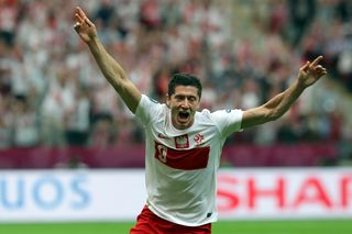Prawdziwy horror! Czerwona kartka Szczęsnego, gol Lewandowskiego i bohater Tytoń. 13 lat temu rozpoczęło się Euro 2012
