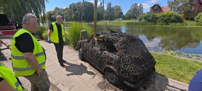 Mieszkaniec Elbląga odzyskał fiata seicento po 15 latach! Auto było zatopione w rzece [ZDJĘCIA]. 