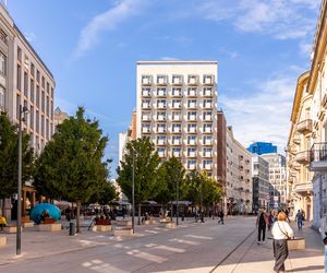 Rytmiczne balkony i ekskluzywne meblościanki. Na pewno znacie ten budynek, ale czy wiedzieliście, że znacie też jego architekta?