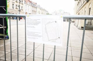 Co się dzieje na Krakowskim Przedmieściu w Warszawie? Rosyjskie napisy na ulicach