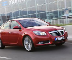 Jakimi samochodami jeżdżą kandydaci na prezydenta 2025? Sprawdziliśmy, co stoi w ich garażach!