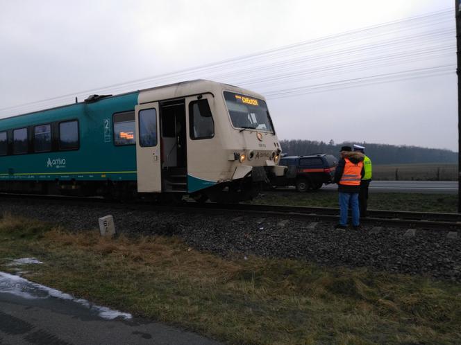 Koszmar na przejeździe kolejowym w Łysomicach koło Torunia. Nie żyje mężczyzna