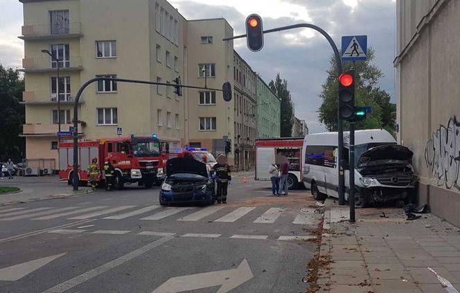 Groźny wypadek busa i osobówki w centrum Łodzi 