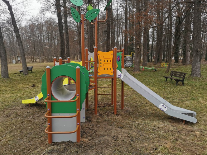 Nowe elementy na placach zabaw w gminie Osieczna