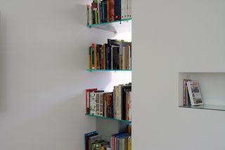 Książki w domu. Regał, półka, a może coś innego. Biblioteka z pomysłem