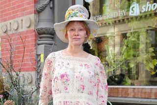 Nie uwierzysz, jak ubrała się Pamela Anderson! Szalony kapelusznik?