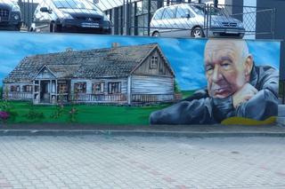Mural i tablica ku pamięci Ryszarda Kotysa w Mniowie (Świętokrzyskie)