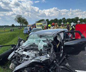 Śmiertelny wypadek na DK12 pod Opocznem. Nie żyje młoda kobieta. W zderzeniu kilku pojazdów brała udział więźniarka [ZDJĘCIA].