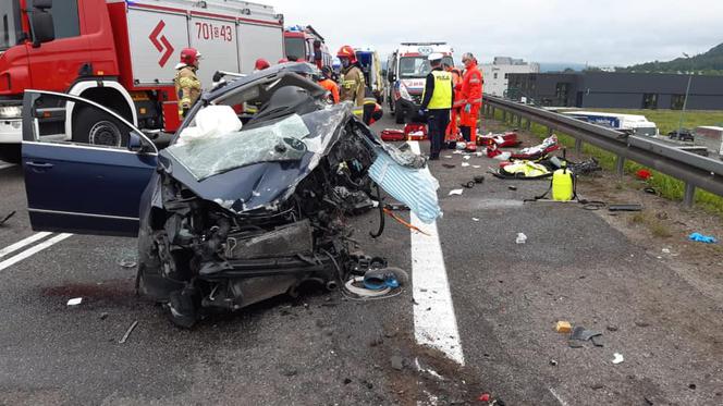 Koszmarny wypadek na S1 koło Żywca. Ciężarowka dosłownie zmiażdżyła samochód osobowy [ZDJĘCIA]