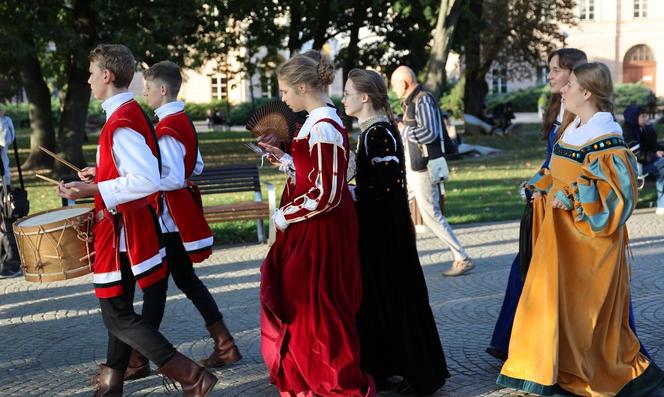 Korowód w ramach Międzynarodowego Festiwalu Renesansu w Lublinie