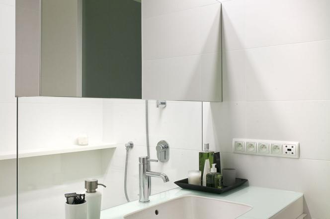 BIAŁA ŁAZIENKA: minimalistyczny projekt łazienki. CIEKAWE wnętrze