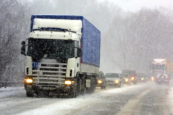 Ciężarówki na zimówkach - nowe przepisy dotyczące opon