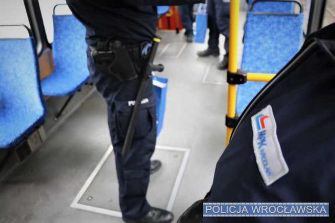 Policjanci kontrolują czy pasażerowie MPK Wrocław noszą maseczki