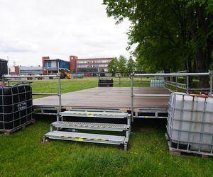 Miasteczko juwenaliowe w budowie