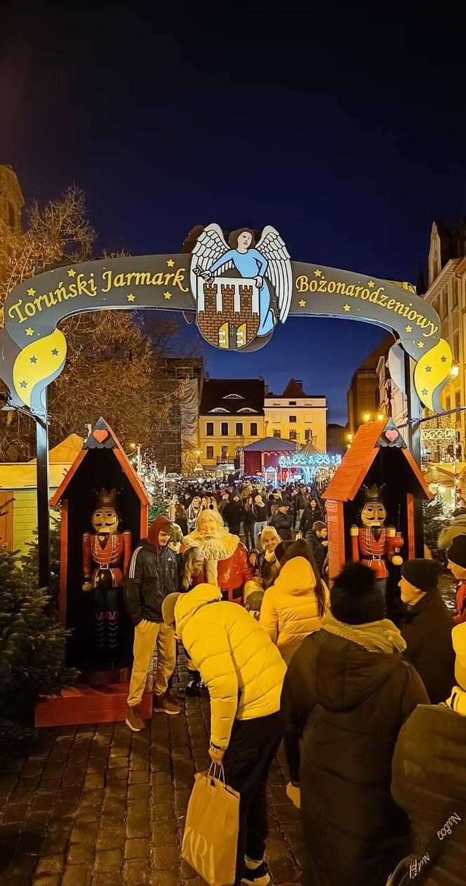 Toruński Jarmark Bożonarodzeniowy wieczorową porą