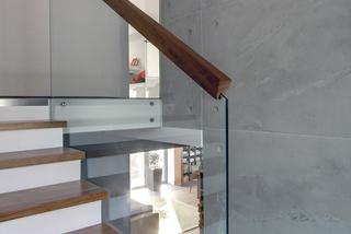 Wyjatkowe schody w nowoczesnym domu