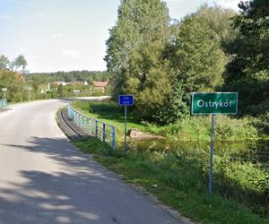   To jedno z nielicznych takich miejsc na Mazurach. Drewniany kościółek z XVII wieku robi wrażenie!