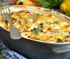 Zapiekanka makaronowa z kurczakiem. Sekretem jej smaku jest ten sos