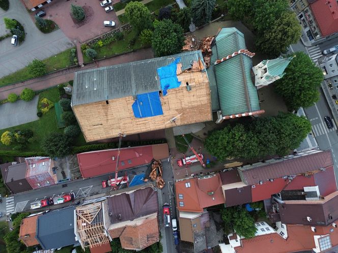 Burza zerwała dach kościoła w Brzesku! Chwile grozy podczas nabożeństwa