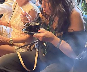 Agnieszka Perepeczko je, pije i tańcuje w środku nocy