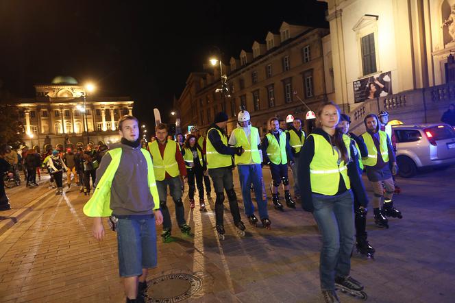 Nightskating. Warszawiacy przejechali stolicę na rolkach [Zdjęcia]