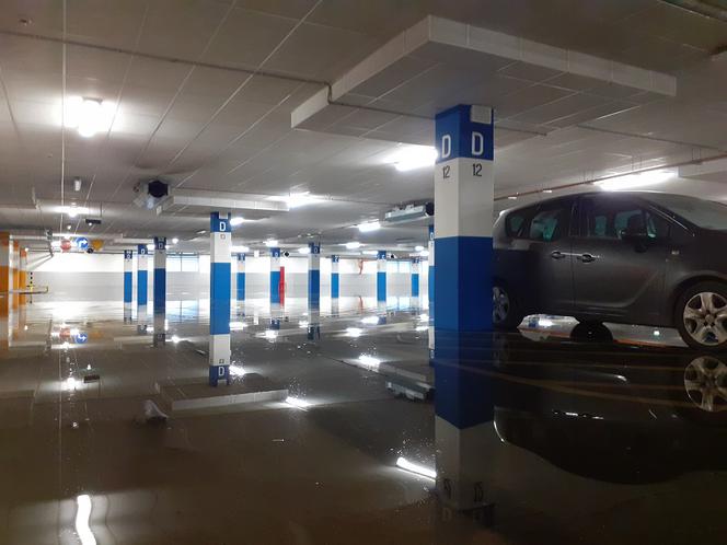 Parking podziemny oraz ulica Traugutta po ulewie w Toruniu