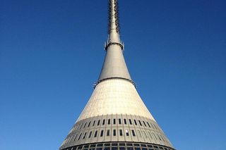 Kosmiczny hotel w Sudetach na sprzedaż! Ikona socmodernizmu zmieni właściciela