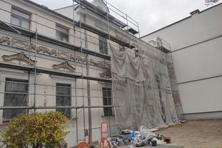 Remont frontowej elewacji budynku Miejskiej Biblioteki Publicznej przy ul. Piłsudskiego zbliża się ku końcowi