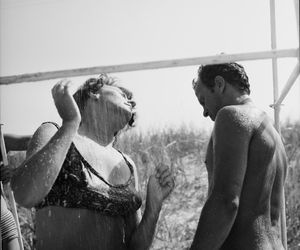 QUIZ PRL. Seksbomby znad Bałtyku. W czym opalały się nasze matki i babki? 15 pytań o plażowanie w stylu PRL
