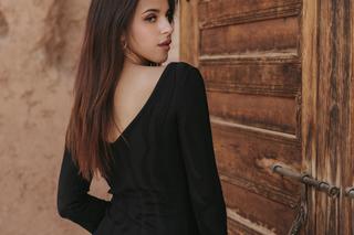 Sukienka z głębokim dekoltem z tyłu jest bardzo kobieca 