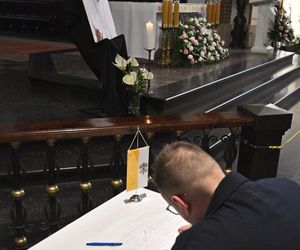 Warszawa żegna papieża Franciszka. Poruszające wpisy w Archikatedrze 