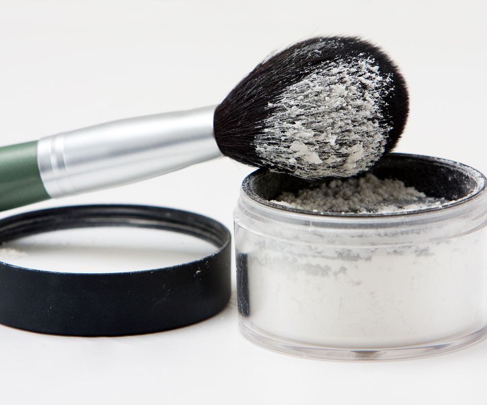 Puder transparentny: jaki wybrać i jak go używać? Rodzaje pudrów transparentnych