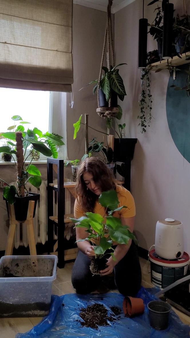 Na tym zdjęciu widzimy Sandrę podczas pracy z roślinami