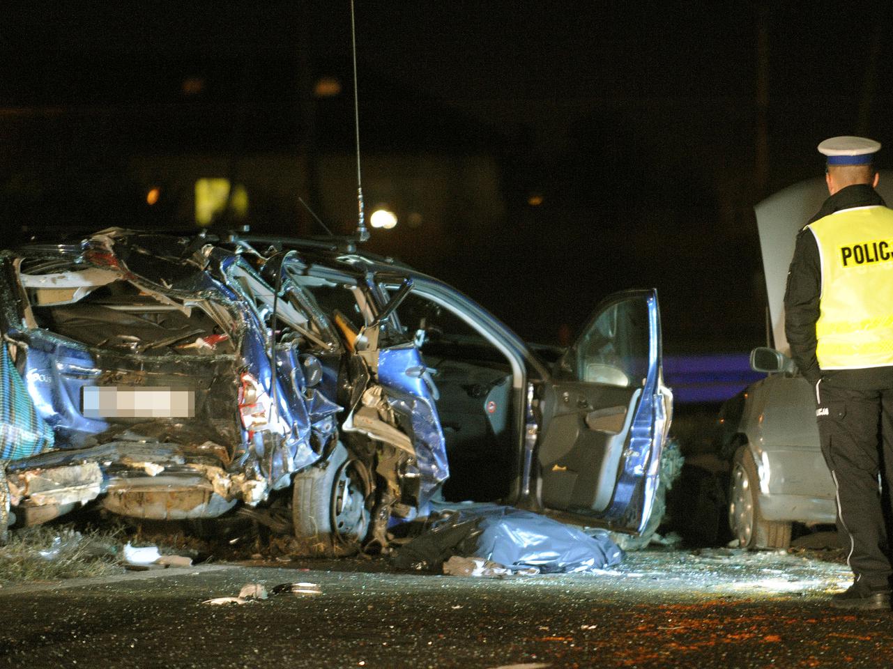 Dziekanów Leśny: Wypadek. Nie żyje pasażer stojącego na poboczu auta, w które uderzył bus GALERIA