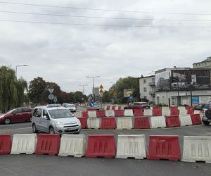 Tak się teraz jeździ na osiedlu Leśnym. Utrudnienia dla kierowców i pasażerów!