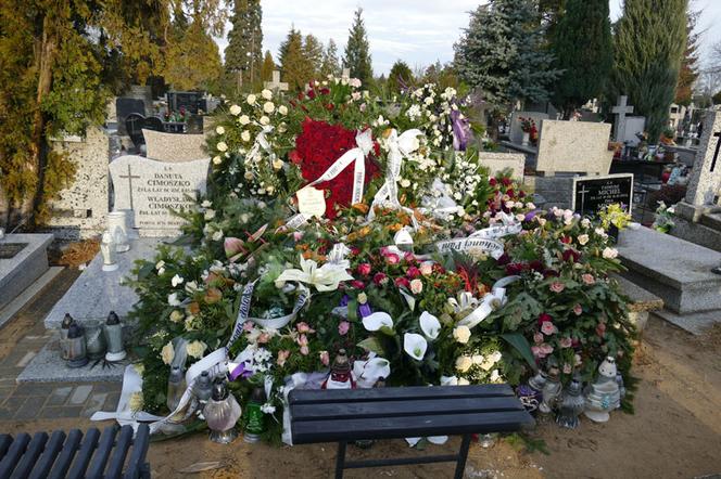 GRÓB pani Małgosi tonie w kwiatach