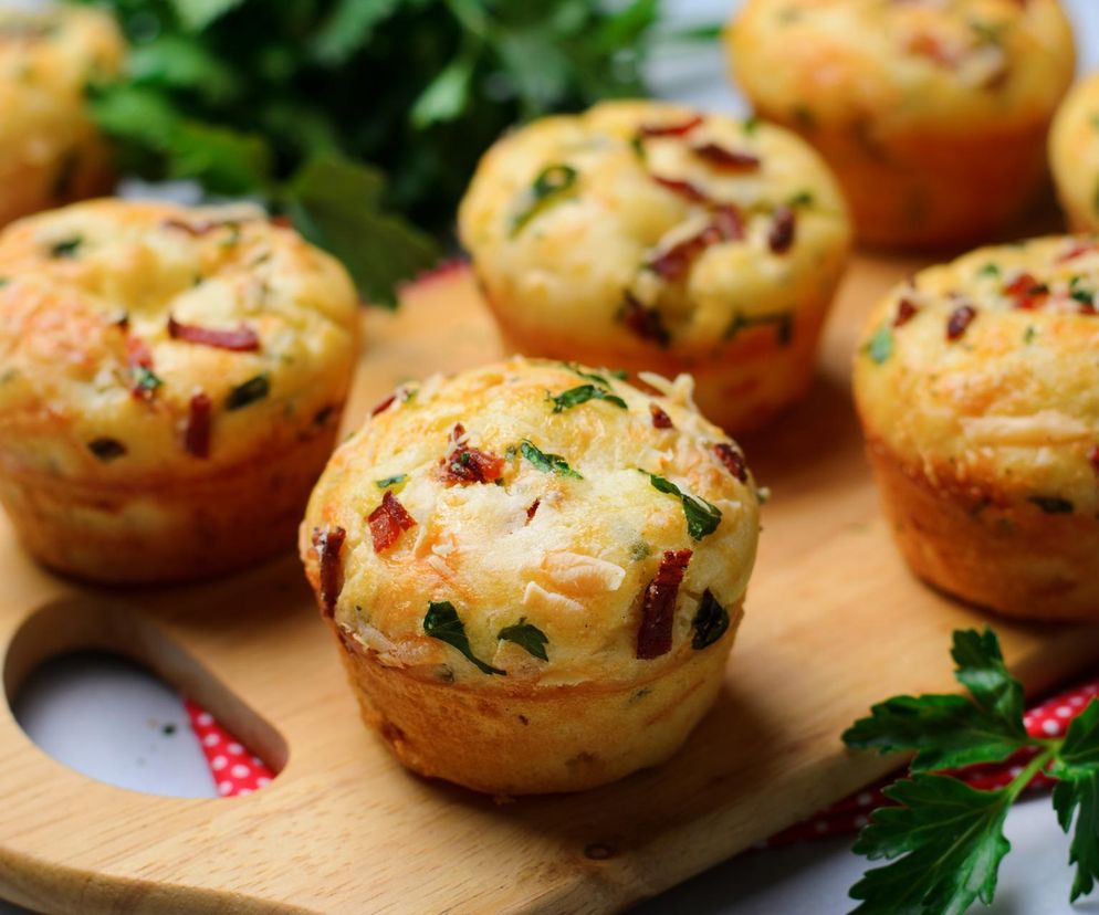 Te muffinki są idealnym dodatkiem do dań. Lekko pikantne i doskonale serowe