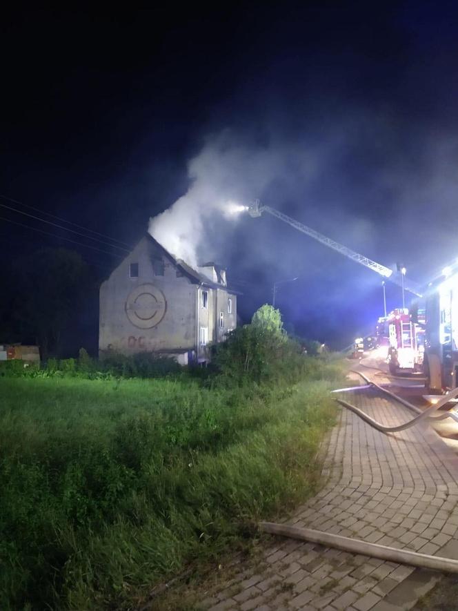 Pożar mieszkania, matka z dziećmi wyskoczyła z okna przed ogniem