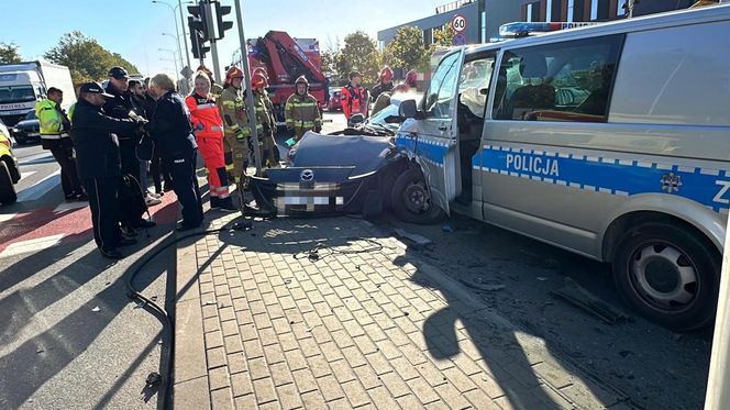 Potworny wypadek w Warszawie. Roztrzaskane trzy samochody, w tym jeden radiowóz. Policjanci trafili do szpitala