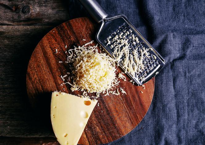 Domowy wyrób sera. Jak zrobić żółty ser w domu? [PRZEPIS]