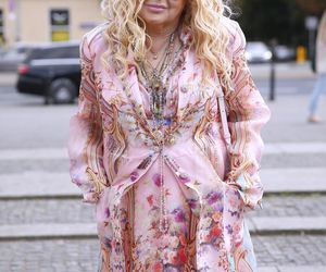 Różowiutka Magda Gessler wdzięczy się jak mała dziewczynka. I włoski jakby jaśniejsze...