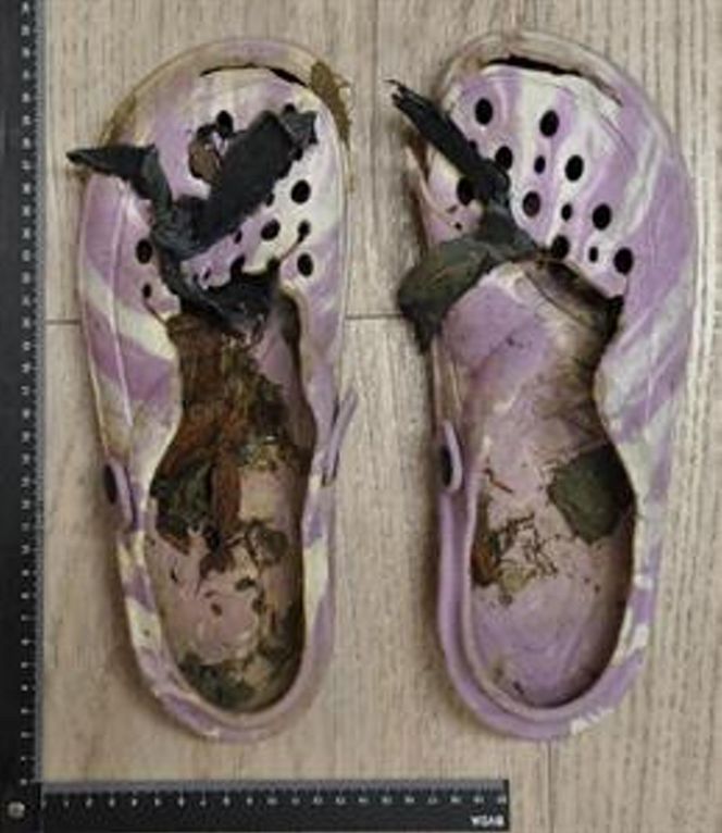 Ubrany szkielet kobiety na kamieniu tuż przy potoku. Natknęła się na niego turystka